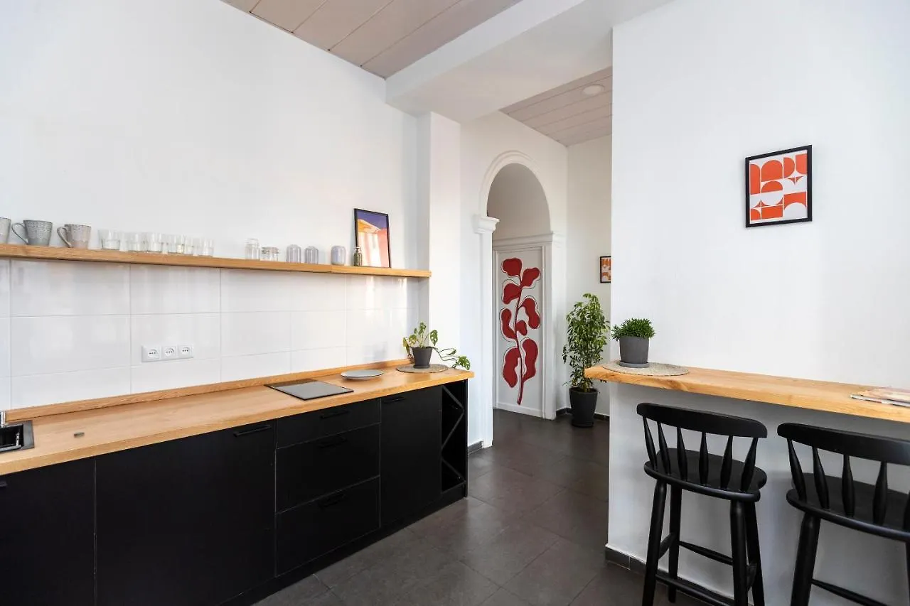 בית נופש טביליסי ❂Light And Luxurious 2Br Home + Balcony In The City Center❂